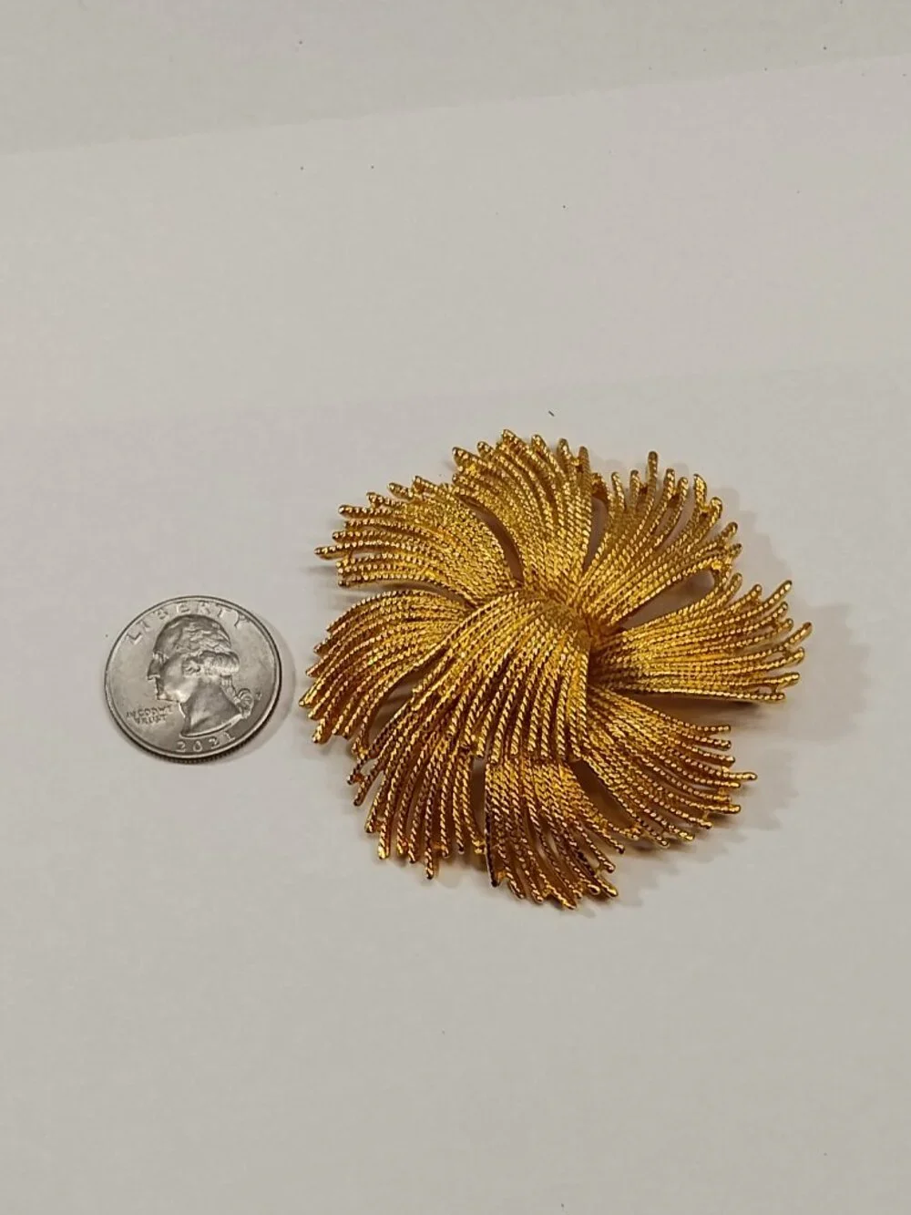 Monet Cordelia Gold Tone Vintage Wiry Wire Round Statement Piece Brooch Pin